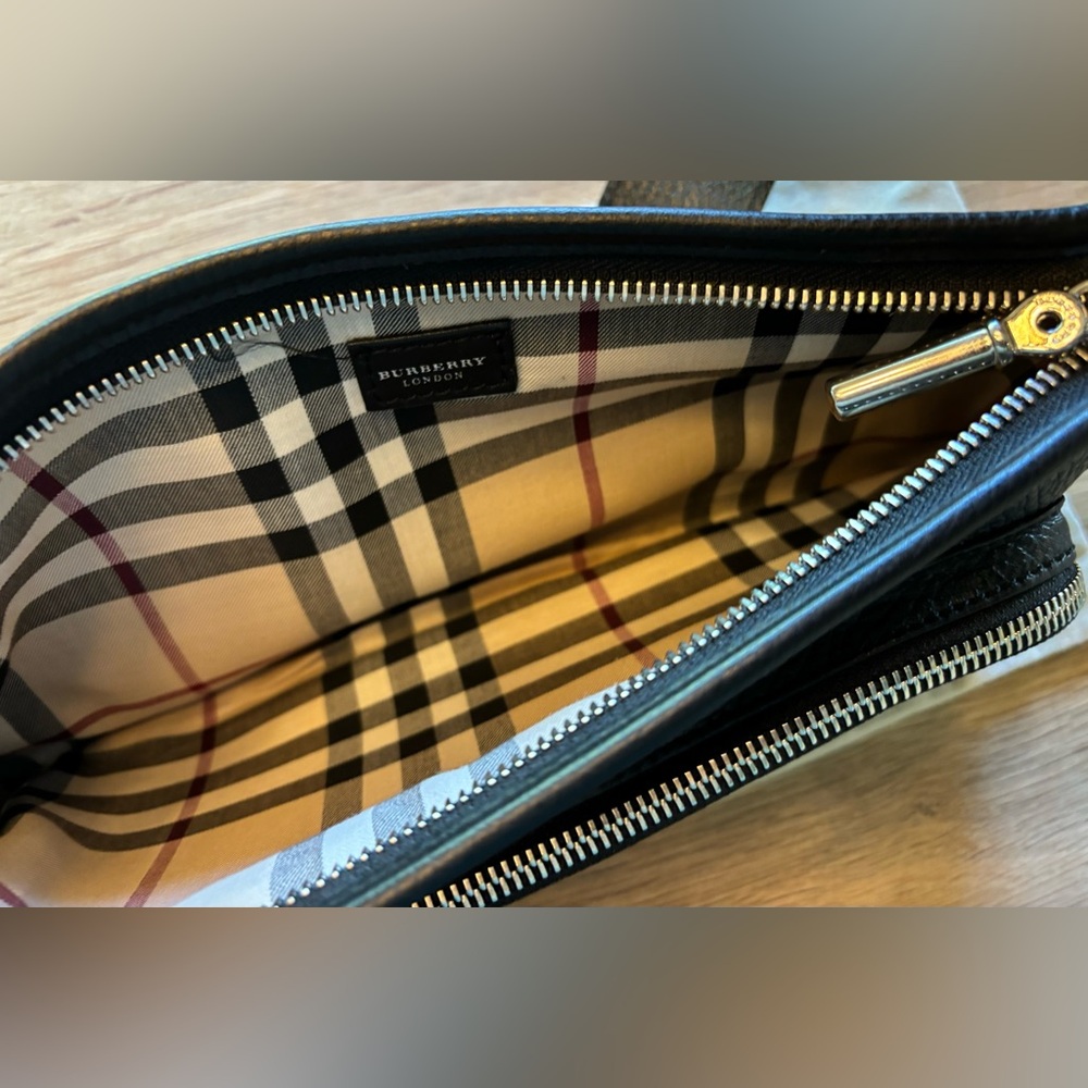 Burberry Embossed Logo Black Grainy Leather Purse— LIKE NEW - Picture 3 of 6